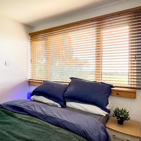 Sleek Getaway On Gloucester Rd شقة