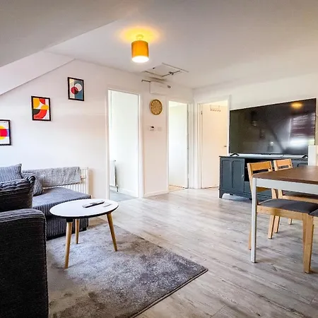 Sleek Getaway On Gloucester Rd *