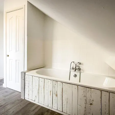 Sleek Getaway On Gloucester Rd Bristol