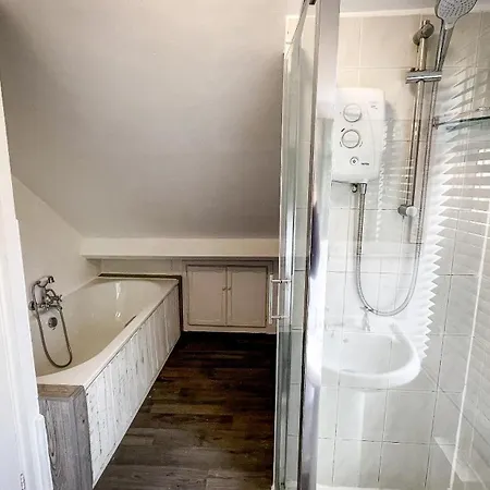 Sleek Getaway On Gloucester Rd *